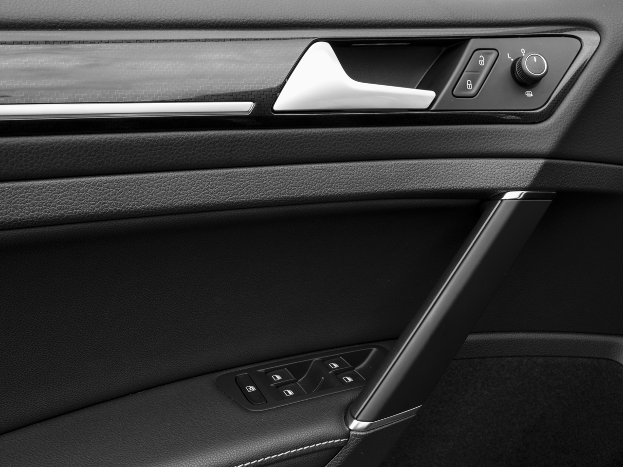 2017 Volkswagen Golf R DCC & Navigation 4Motion